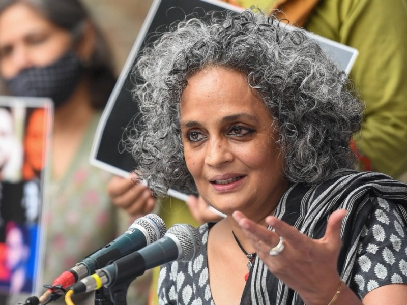 ȘTIRI Scriitoarea Arundhati Roy își anulează venirea la Berlinale din cauza ‘declarațiilor inadmisibile’ făcute de&nbsp;jurați